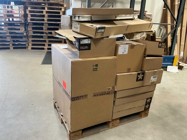 Partij nieuwe professionele led-verlichtingsarmaturen van diverse a-merken, waaronder intra lighting, grok (leds c4) en luce (30x) - afbeelding 18 van  22