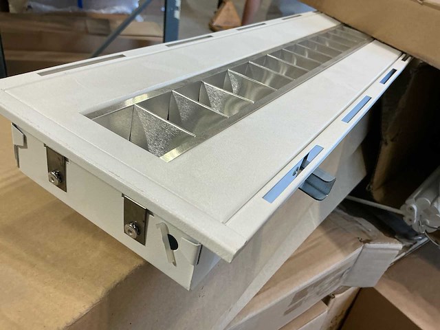 Partij nieuwe professionele led-verlichtingsarmaturen van diverse a-merken, waaronder intra lighting, grok (leds c4) en luce (30x) - afbeelding 22 van  22