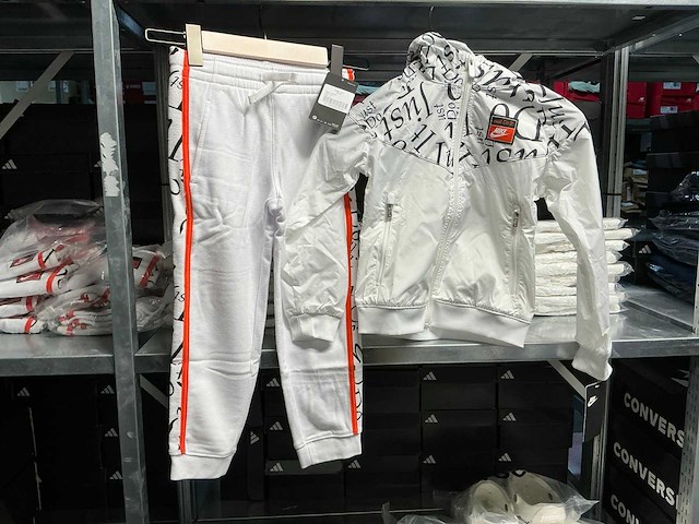 Partij nike kids trainings jackets/broeken (54x) - afbeelding 1 van  10