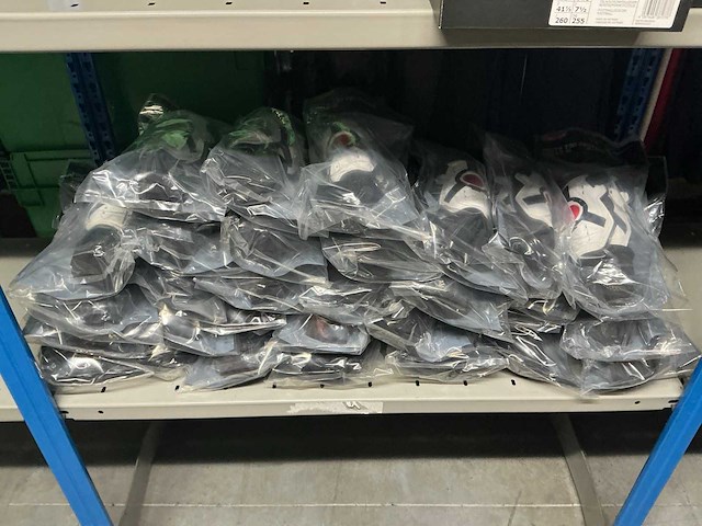 Partij nike scheenbeschermers (31x) - afbeelding 1 van  3