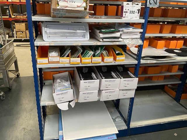 Partij noodverlichtingsarmaturen en pictogrammen - afbeelding 1 van  8