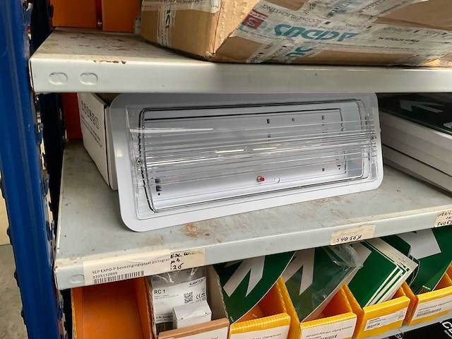 Partij noodverlichtingsarmaturen en pictogrammen - afbeelding 2 van  8