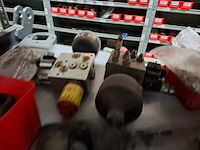 Partij o.a. aftakasdelen, snijmessen met houders - afbeelding 2 van  17