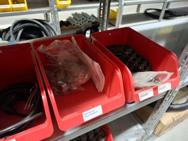 Partij o.a. aftakasdelen, snijmessen met houders - afbeelding 7 van  17