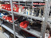 Partij o.a. aftakasdelen, snijmessen met houders - afbeelding 1 van  17