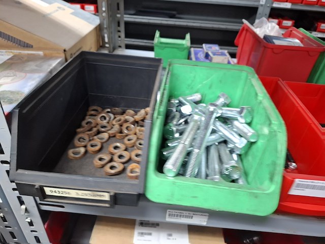 Partij o.a. bouten, koppelingen - afbeelding 9 van  16