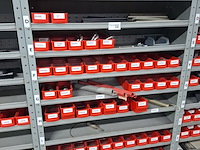 Partij o.a. veren en klemmen - afbeelding 1 van  17