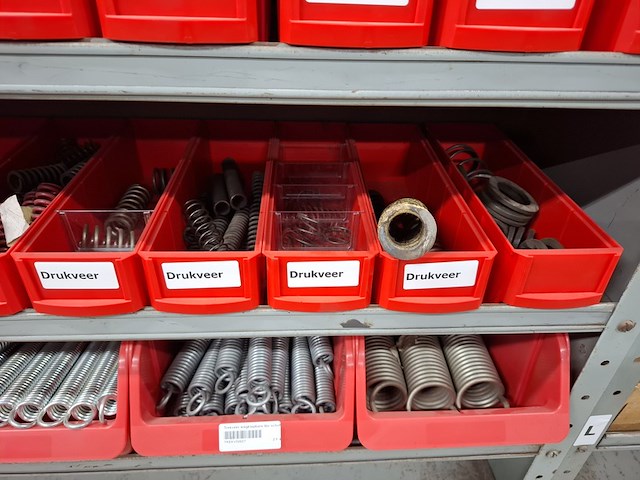 Partij o.a. veren en klemmen - afbeelding 12 van  17