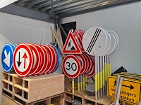 Partij o.a. verkeersborden en bebakening - afbeelding 1 van  8