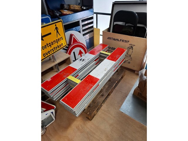 Partij o.a. verkeersborden en bebakening - afbeelding 2 van  8