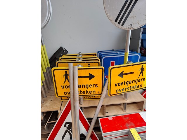 Partij o.a. verkeersborden en bebakening - afbeelding 3 van  8