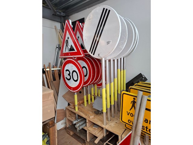 Partij o.a. verkeersborden en bebakening - afbeelding 4 van  8