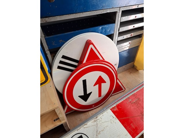 Partij o.a. verkeersborden en bebakening - afbeelding 7 van  8