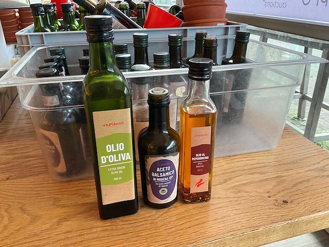 Partij olijfolie, azijn en tafelbenodigdheden - afbeelding 1 van  6