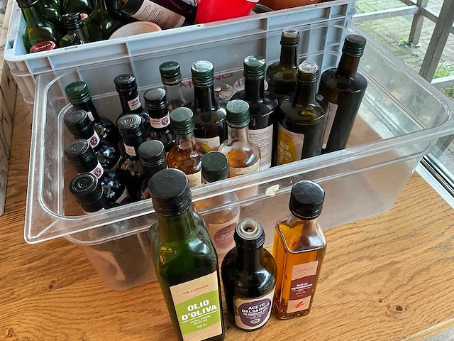 Partij olijfolie, azijn en tafelbenodigdheden - afbeelding 2 van  6