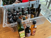 Partij olijfolie, azijn en tafelbenodigdheden - afbeelding 2 van  6