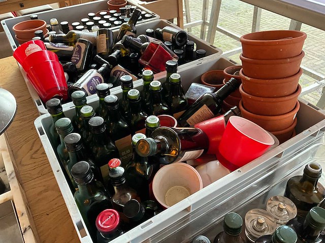 Partij olijfolie, azijn en tafelbenodigdheden - afbeelding 3 van  6