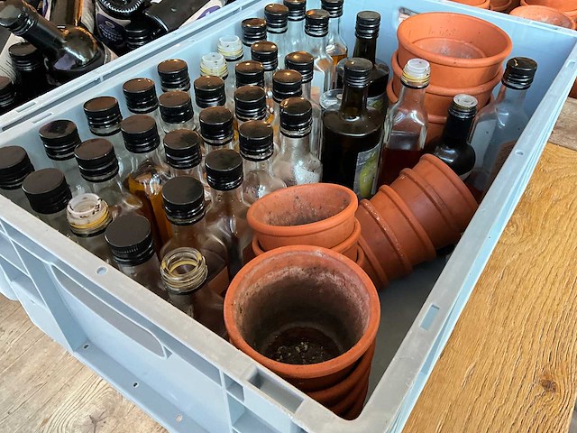 Partij olijfolie, azijn en tafelbenodigdheden - afbeelding 5 van  6