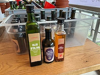 Partij olijfolie, azijn en tafelbenodigdheden - afbeelding 1 van  6