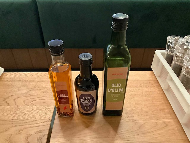 Partij olijfolie en azijn - afbeelding 1 van  3