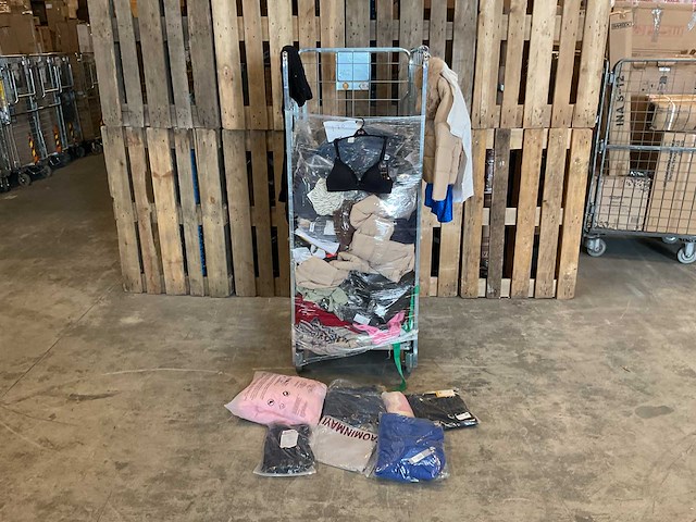 Partij onbezorgde kleding stukken (170x) - afbeelding 1 van  12