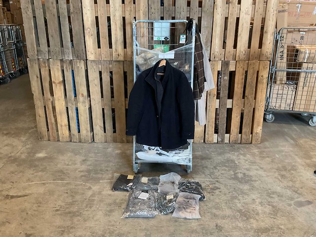 Partij onbezorgde kleding stukken (180x) - afbeelding 1 van  16