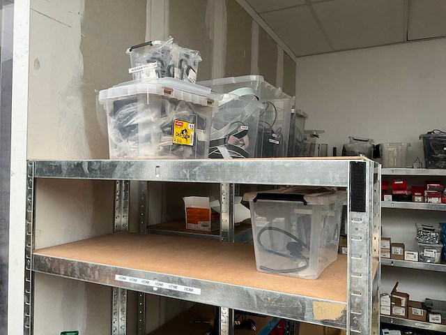 Partij onderdelen, bevestigingsmaterialen en bekabeling - afbeelding 11 van  22