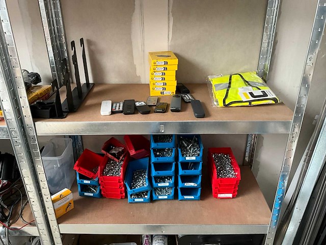 Partij onderdelen, bevestigingsmaterialen en bekabeling - afbeelding 22 van  22