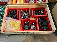 Partij onderdelen en bevestigingsmateriaal