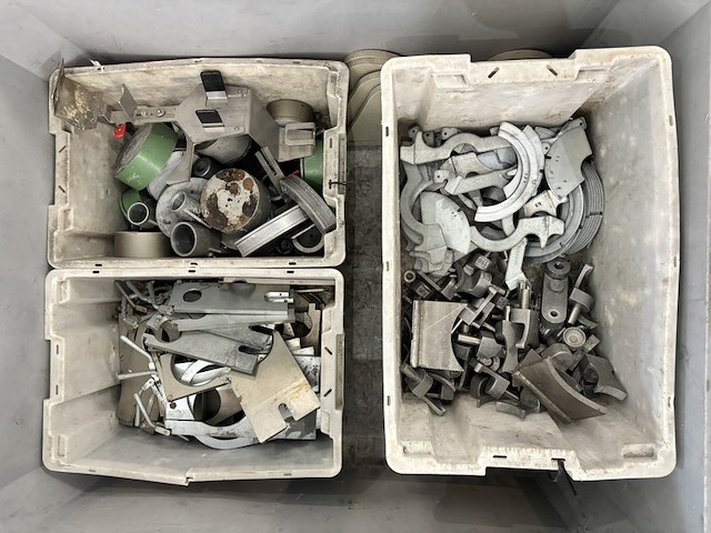 Partij onderdelen en inzetstukken voor een kunststof stomplasmachine - afbeelding 1 van  6