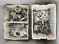 Partij onderdelen en inzetstukken voor een kunststof stomplasmachine - afbeelding 1 van  6