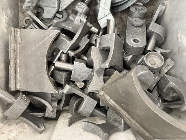 Partij onderdelen en inzetstukken voor een kunststof stomplasmachine - afbeelding 4 van  6