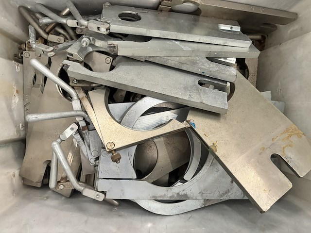 Partij onderdelen en inzetstukken voor een kunststof stomplasmachine - afbeelding 5 van  6