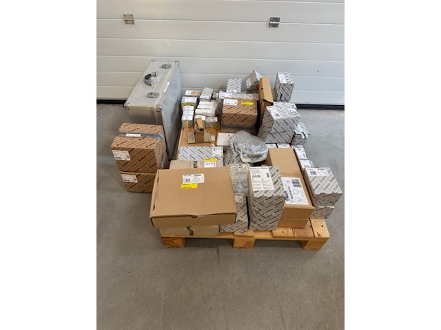 Partij onderdelen en servicekoffer vaillant - afbeelding 1 van  19