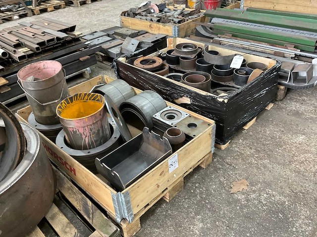 Partij onderdelen mesttank - afbeelding 2 van  9