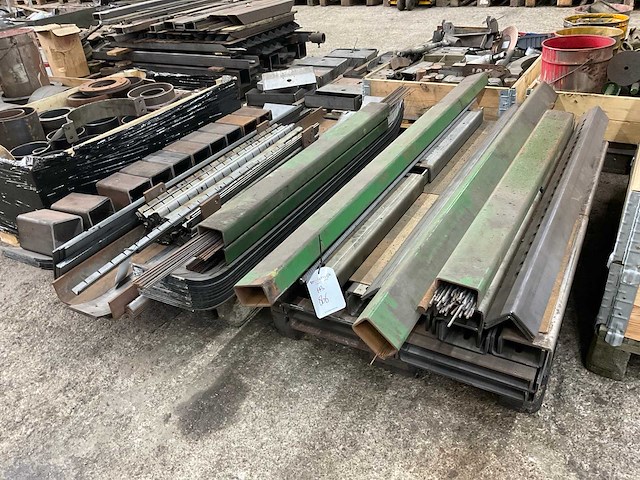 Partij onderdelen mesttank - afbeelding 1 van  7