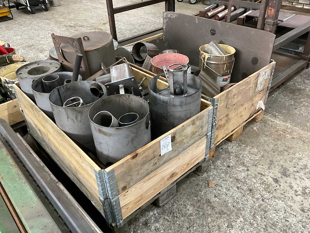 Partij onderdelen mesttank - afbeelding 1 van  3