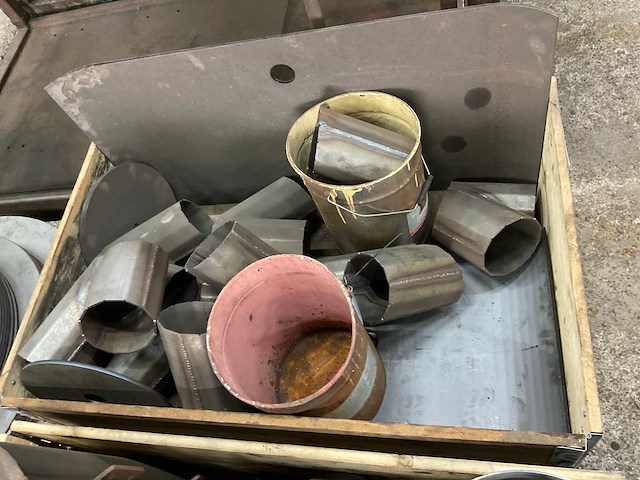 Partij onderdelen mesttank - afbeelding 3 van  3