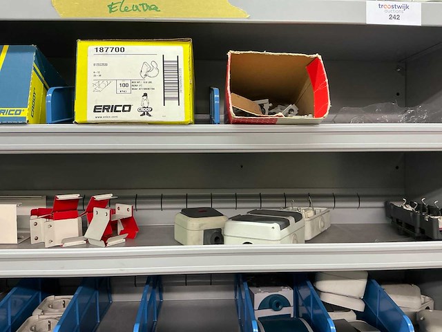 Partij onderdelen t.b.v. machinebouw in stalen vakkenkast (13x) - afbeelding 2 van  72