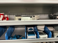 Partij onderdelen t.b.v. machinebouw in stalen vakkenkast (13x) - afbeelding 3 van  72