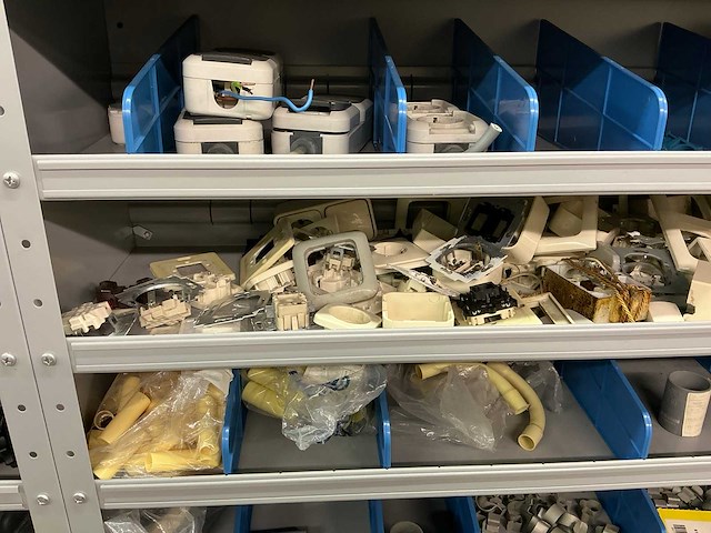 Partij onderdelen t.b.v. machinebouw in stalen vakkenkast (13x) - afbeelding 4 van  72