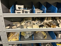 Partij onderdelen t.b.v. machinebouw in stalen vakkenkast (13x) - afbeelding 4 van  72