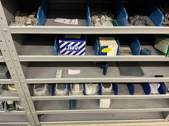 Partij onderdelen t.b.v. machinebouw in stalen vakkenkast (13x) - afbeelding 8 van  72