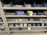 Partij onderdelen t.b.v. machinebouw in stalen vakkenkast (13x) - afbeelding 8 van  72