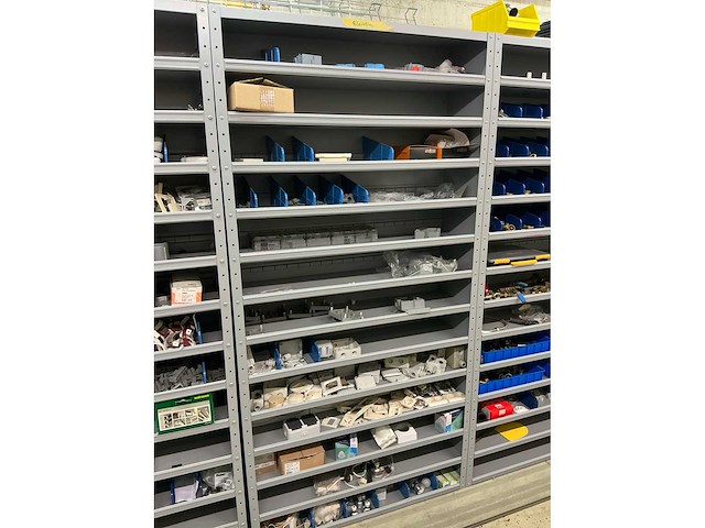 Partij onderdelen t.b.v. machinebouw in stalen vakkenkast (13x) - afbeelding 9 van  72