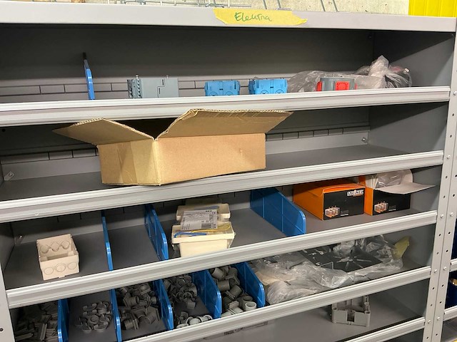 Partij onderdelen t.b.v. machinebouw in stalen vakkenkast (13x) - afbeelding 10 van  72