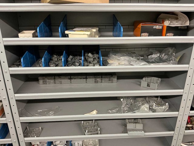 Partij onderdelen t.b.v. machinebouw in stalen vakkenkast (13x) - afbeelding 11 van  72