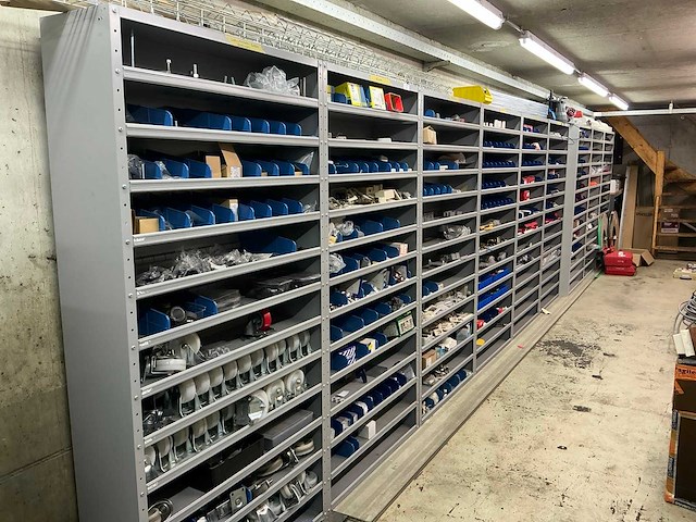 Partij onderdelen t.b.v. machinebouw in stalen vakkenkast (13x) - afbeelding 1 van  72