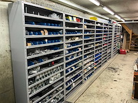 Partij onderdelen t.b.v. machinebouw in stalen vakkenkast (13x) - afbeelding 1 van  72