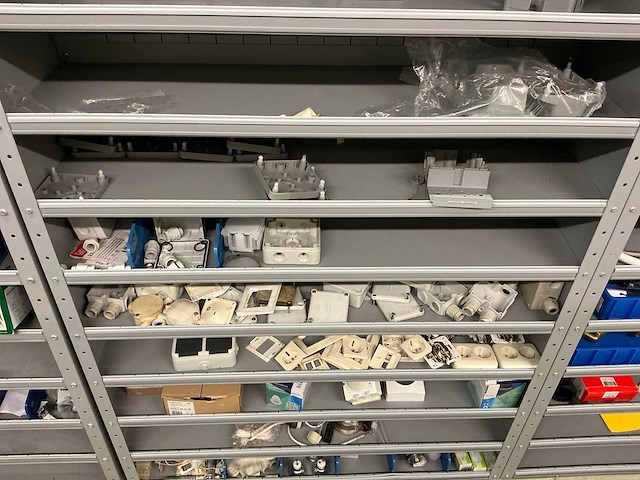 Partij onderdelen t.b.v. machinebouw in stalen vakkenkast (13x) - afbeelding 13 van  72